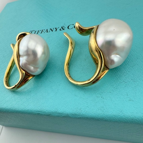 Vintage Tiffany & Co. Elsa Peretti Baroque Pearl Cuff 18k Yellow Gold Earrings - Picture 10 of 10